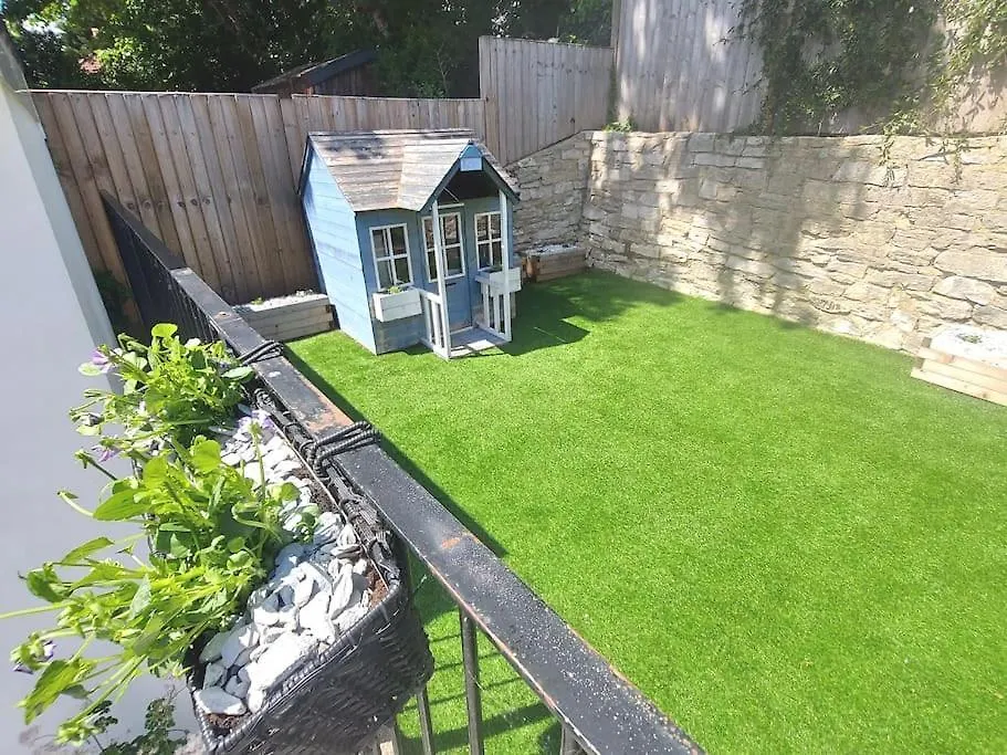 Large Family Apartment, Walking Distance To Beach With Private Garden & Parking Bournemouth Apartment