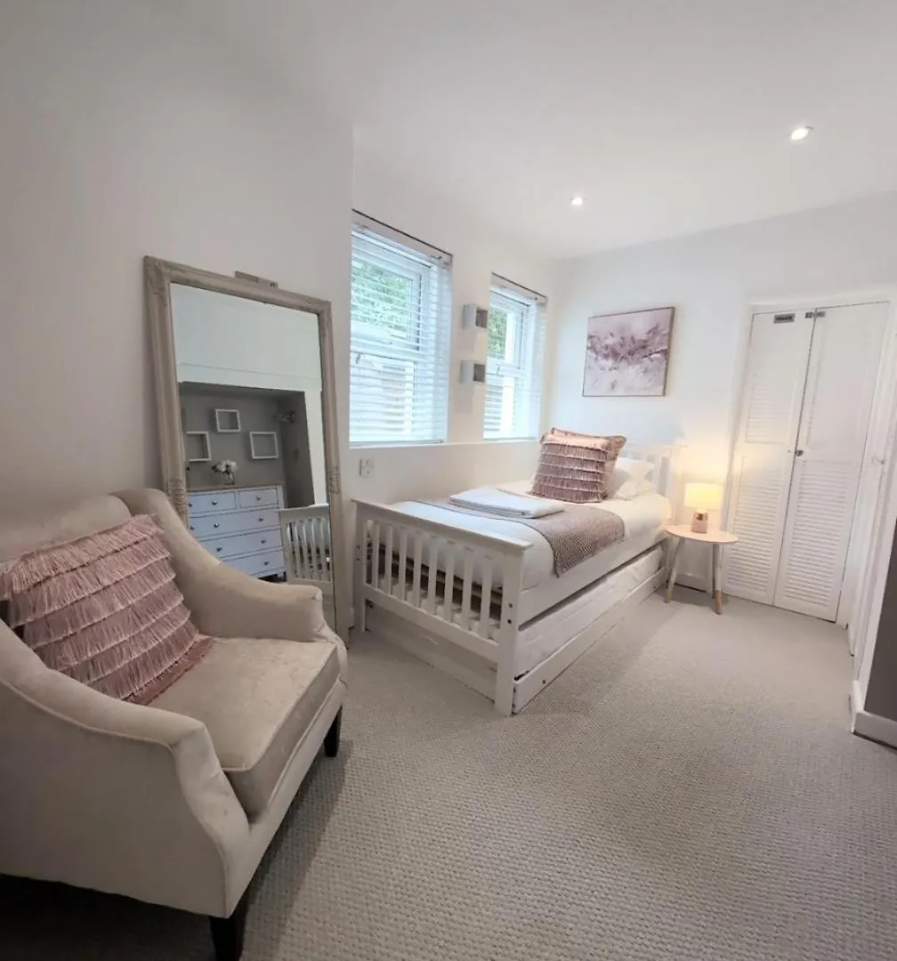 Large Family Apartment, Walking Distance To Beach With Private Garden & Parking Bournemouth 0*,  United Kingdom