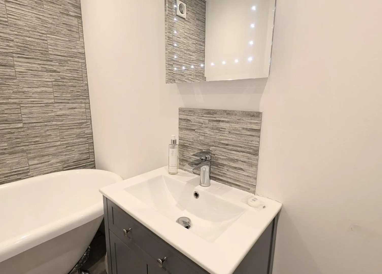 Large Family Apartment, Walking Distance To Beach With Private Garden & Parking Bournemouth 0*,  United Kingdom