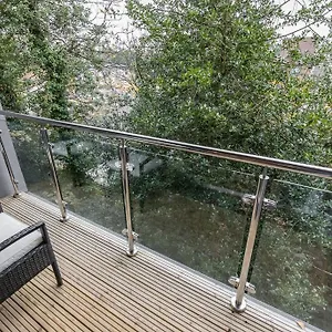 Stylish Town Centre Apartment, W Parking, Nr Apartment