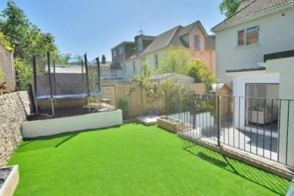 アパート Large Family Apartment, Walking Distance To Beach With Private Garden & Parking ボーンマス イギリス