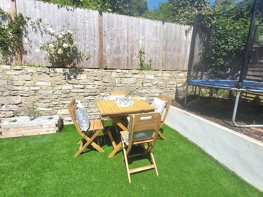 Large Family Apartment, Walking Distance To Beach With Private Garden & Parking ボーンマス