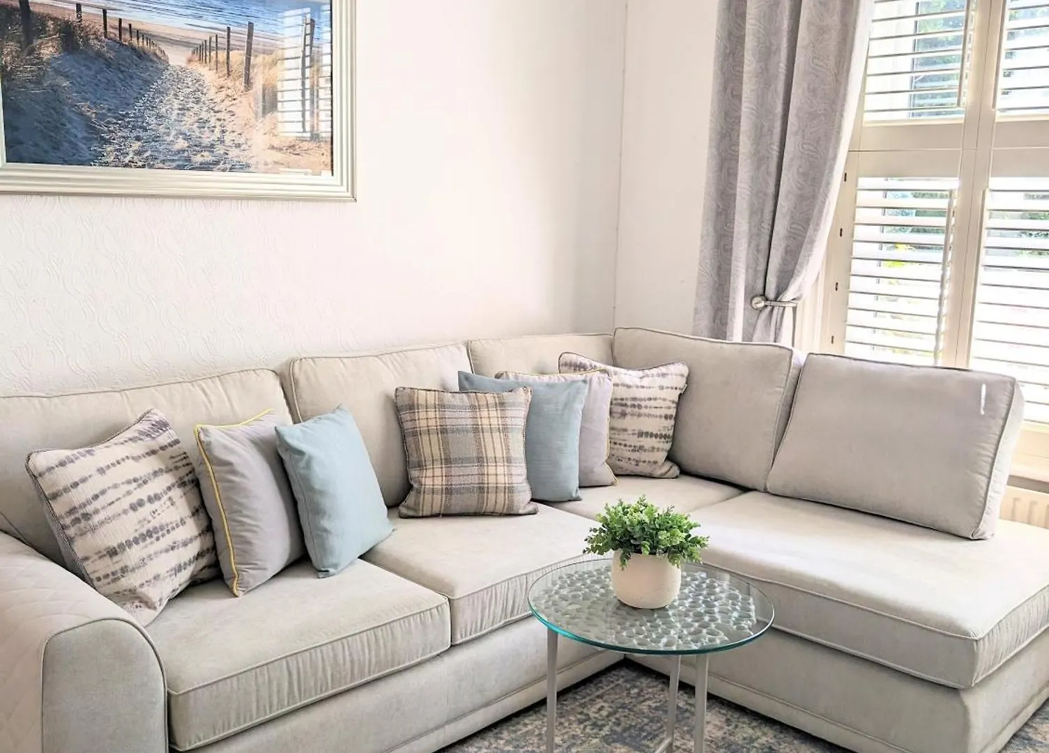 Large Family Apartment, Walking Distance To Beach With Private Garden & Parking ボーンマス アパート